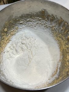 小麦粉をボールに入れる