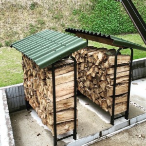 屋根付きの薪棚